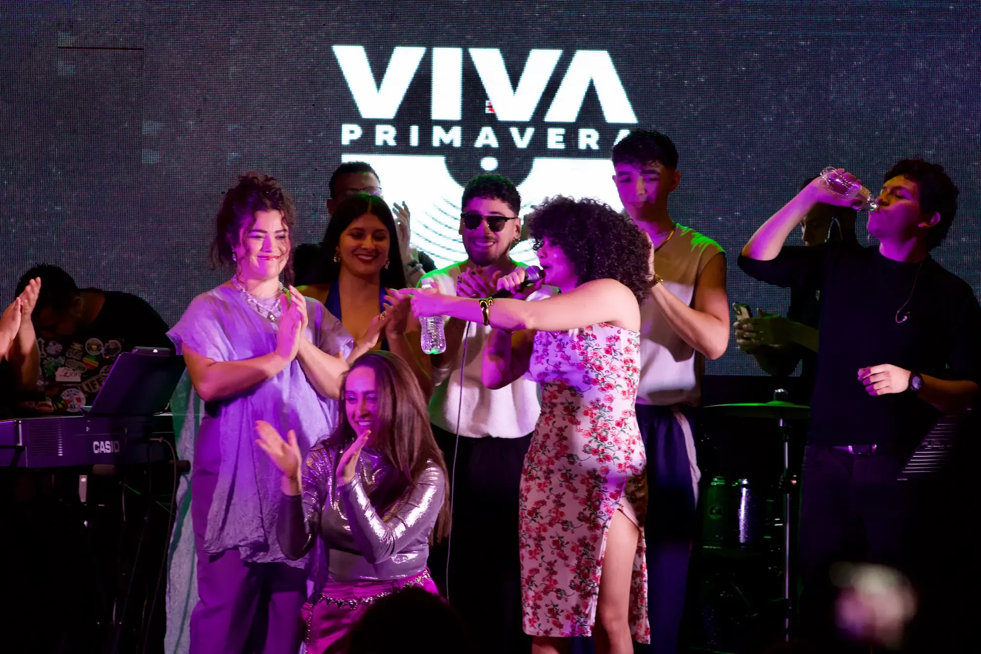 Melany Cubero, Laura Ureña, Glori Pacheco, Le Venz, Lioness Haze e Kenny Barahona recebem os aplausos do público durante Cantería Live Sessions no London Room, San José, Costa Rica