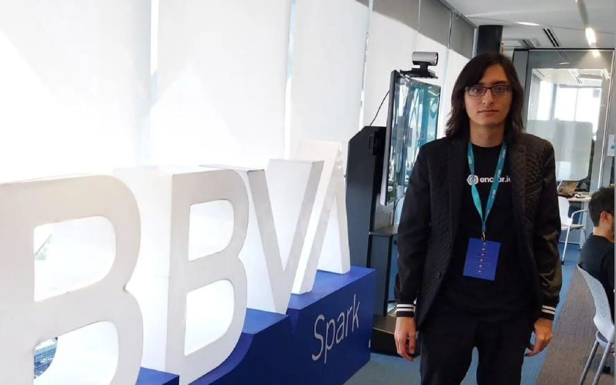 Fabricio Espinoza CEO enotar.io en edificio BBVA 2023