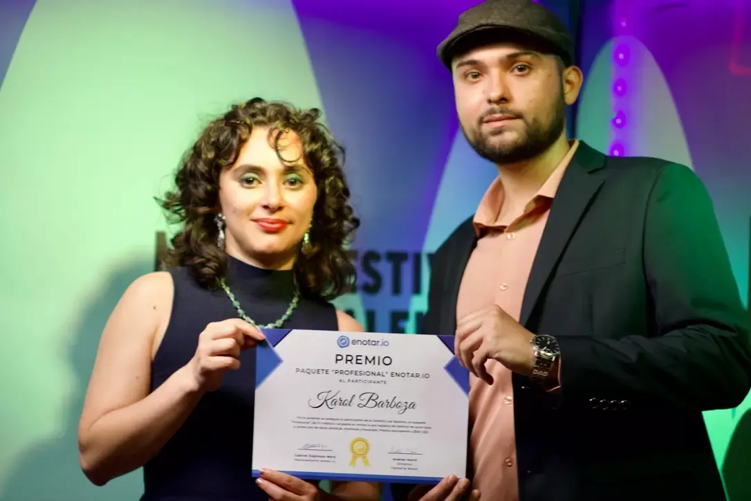 Gabriel Espinoza Mora enotar.io entrega certificado de reconhecimento a Karol Barboza durante Cantería Live Sessions em London Room, San José, Costa Rica
