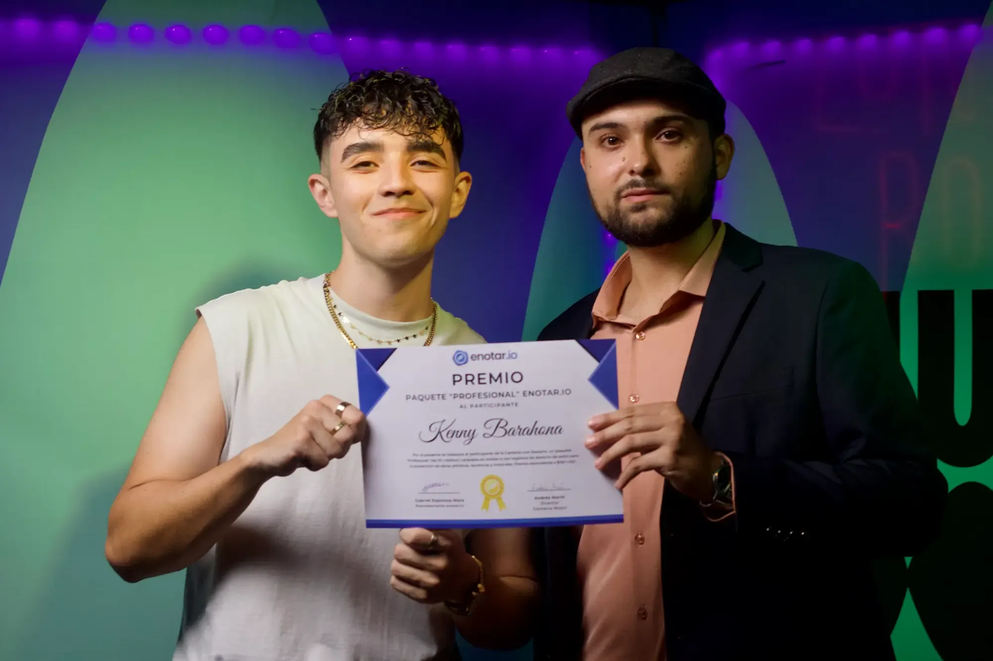 Gabriel Espinoza Mora entrega certificado de reconhecimento a Kenny Barahona durante Cantería Live Sessions em London Room, San José, Costa Rica / enotar.io