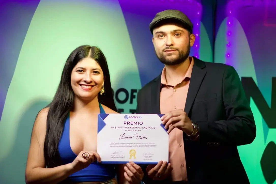 Gabriel Espinoza Mora entrega certificado de reconhecimento a Laura Ureña durante Cantería Live Sessions em London Room, San José, Costa Rica / enotar.io