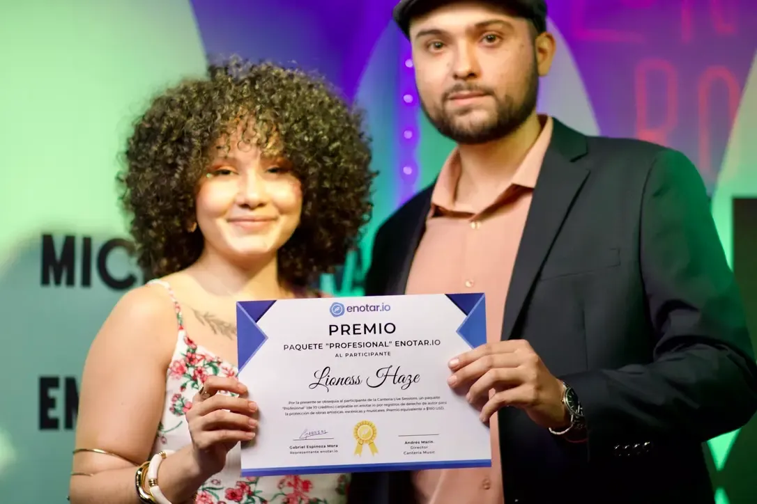 Gabriel Espinoza Mora entrega certificado de reconhecimento a Lioness Haze durante Cantería Live Sessions em London Room, San José, Costa Rica / enotar.io