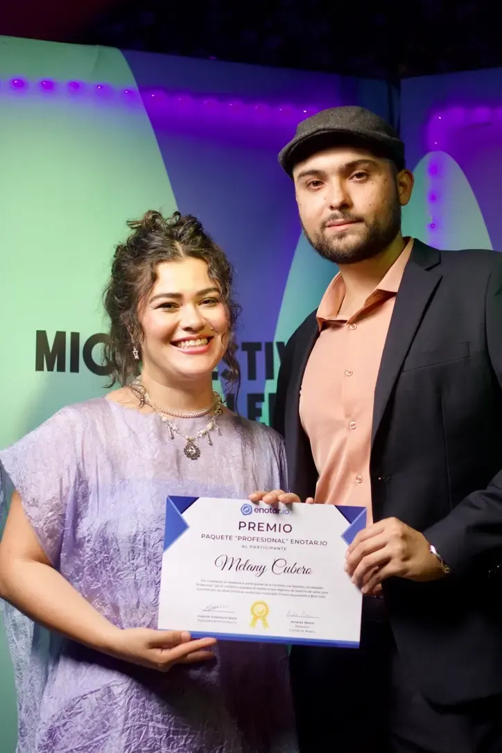 Gabriel Espinoza Mora entrega certificado de reconhecimento a Melany Cubero durante Cantería Live Sessions em London Room, San José, Costa Rica / enotar.io