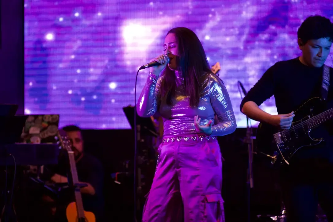 Glori Pacheco interpretando suas canções durante Cantería Live Sessions em London Room, San José, Costa Rica / enotar.io