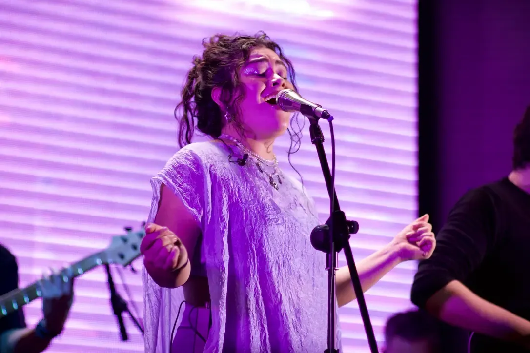 Melany Cubero interpretando seu repertório durante Cantería Live Sessions em London Room, San José, Costa Rica / enotar.io