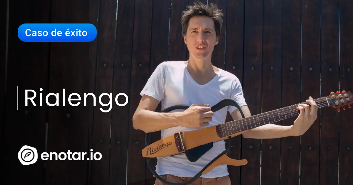Rialengo, músico y productor costarricense, durante una sesión de grabación